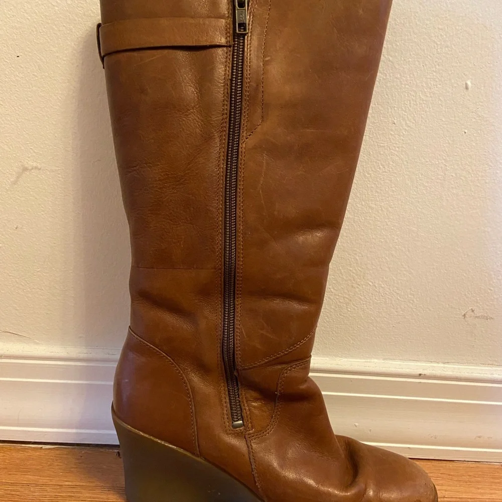 UGG Brown Wedge Shoes with Stylish Design - Picture 2 of 4